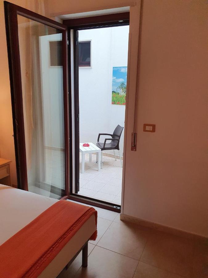 טורה סנטה סאבינה Hotel Corallo מראה חיצוני תמונה