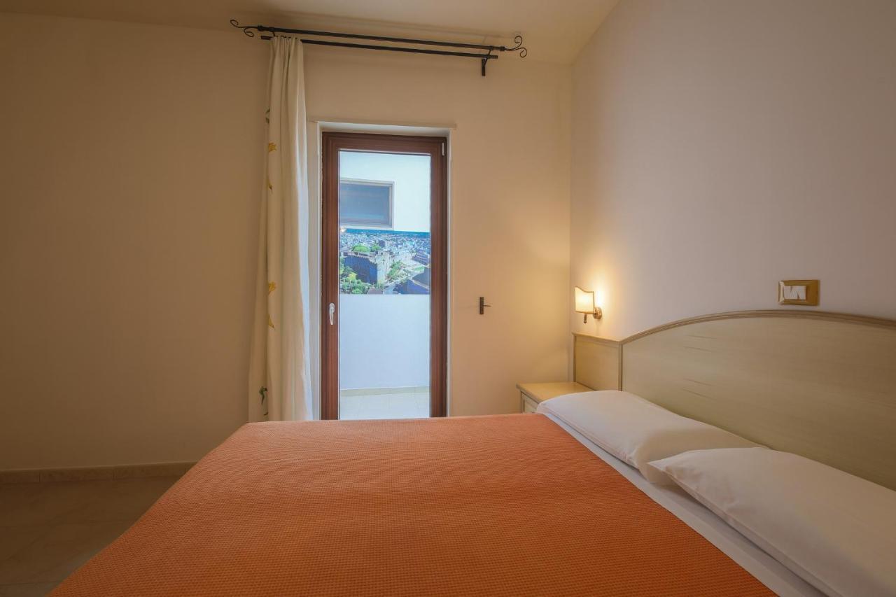טורה סנטה סאבינה Hotel Corallo מראה חיצוני תמונה