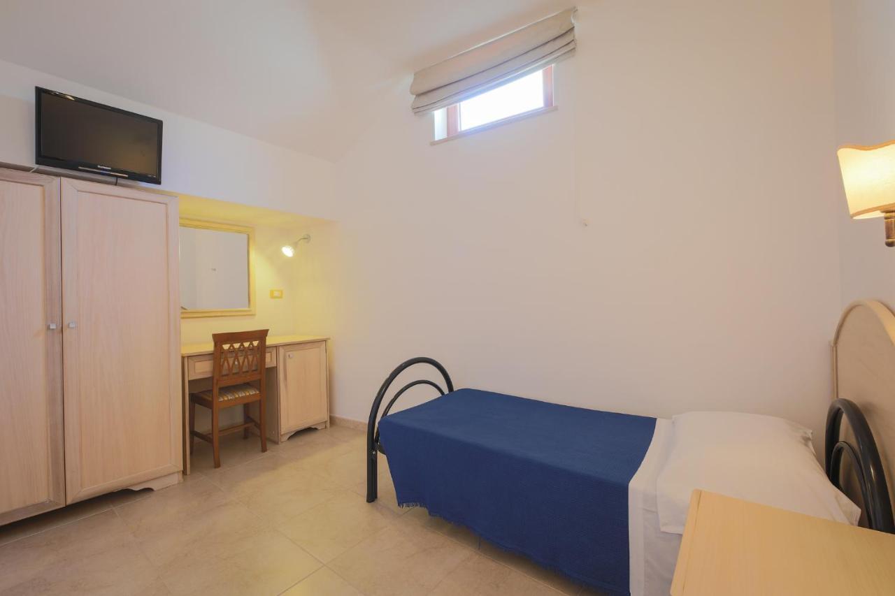 טורה סנטה סאבינה Hotel Corallo מראה חיצוני תמונה