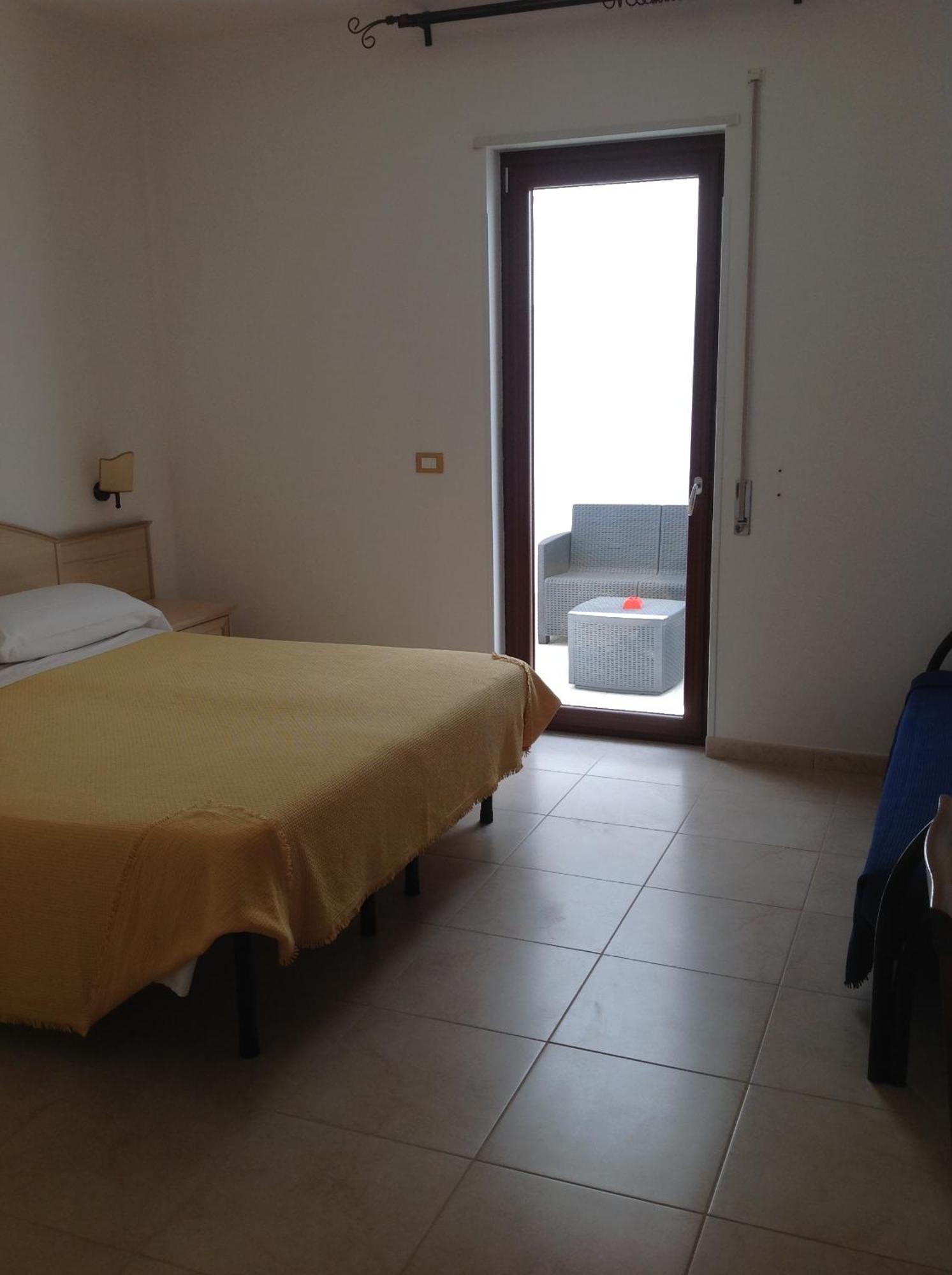 טורה סנטה סאבינה Hotel Corallo מראה חיצוני תמונה