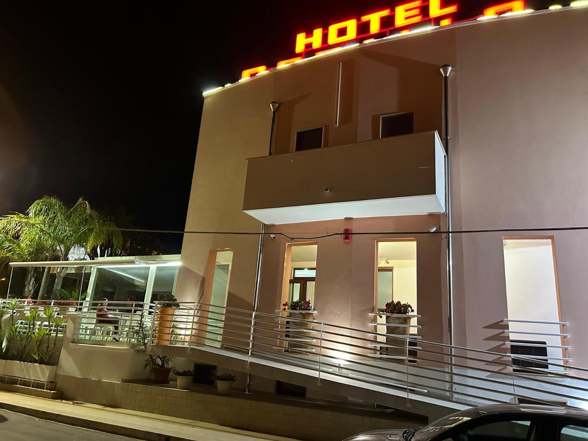טורה סנטה סאבינה Hotel Corallo מראה חיצוני תמונה
