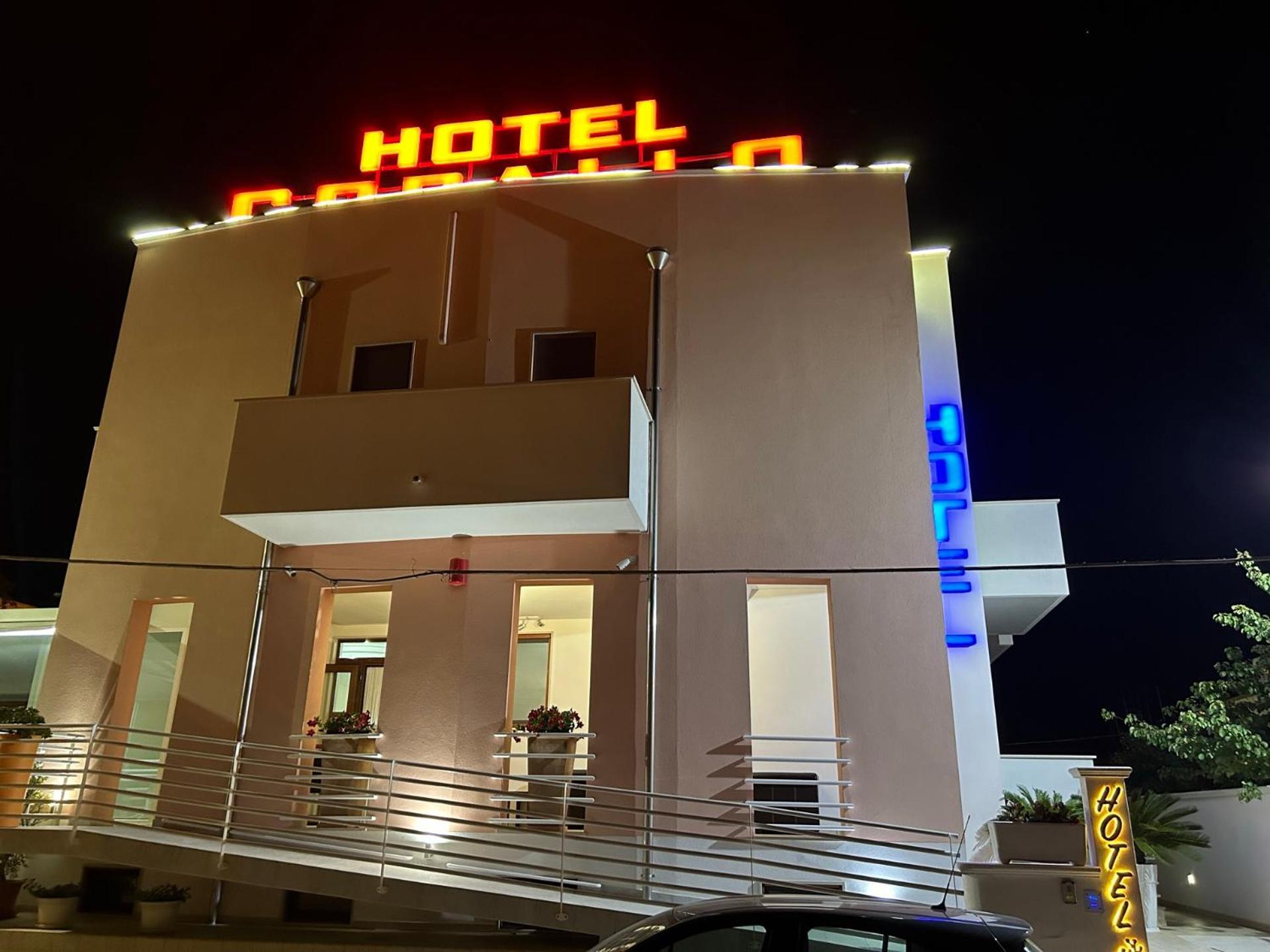 טורה סנטה סאבינה Hotel Corallo מראה חיצוני תמונה