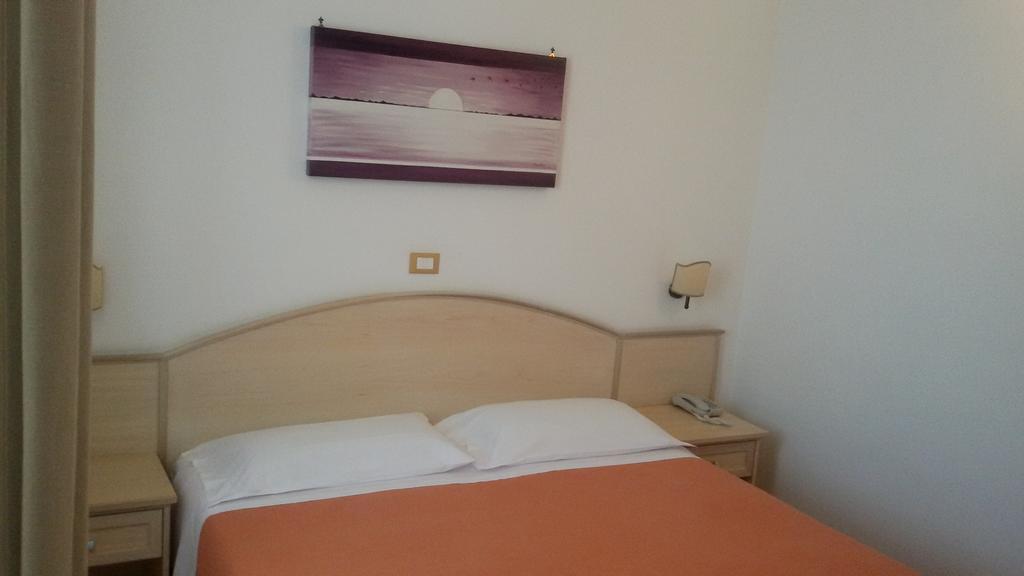 טורה סנטה סאבינה Hotel Corallo מראה חיצוני תמונה