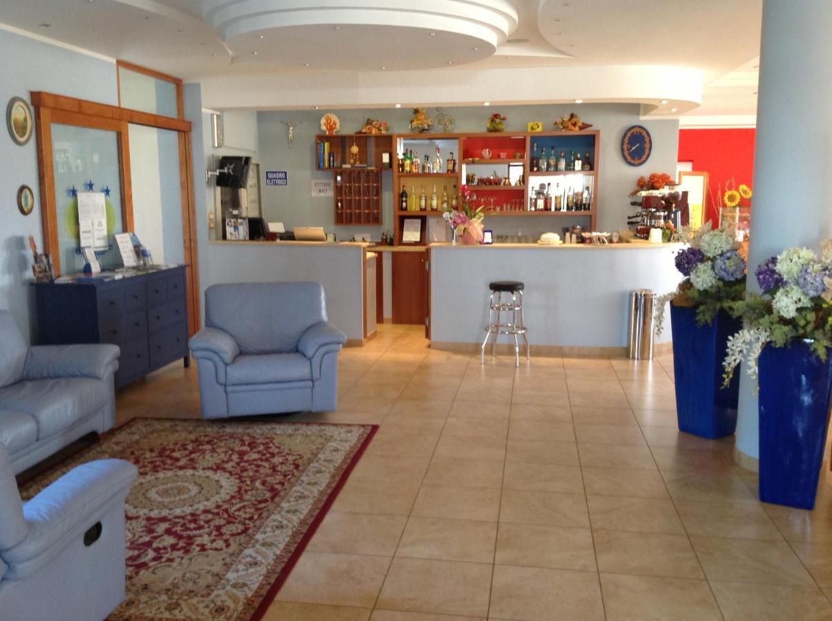 טורה סנטה סאבינה Hotel Corallo מראה חיצוני תמונה