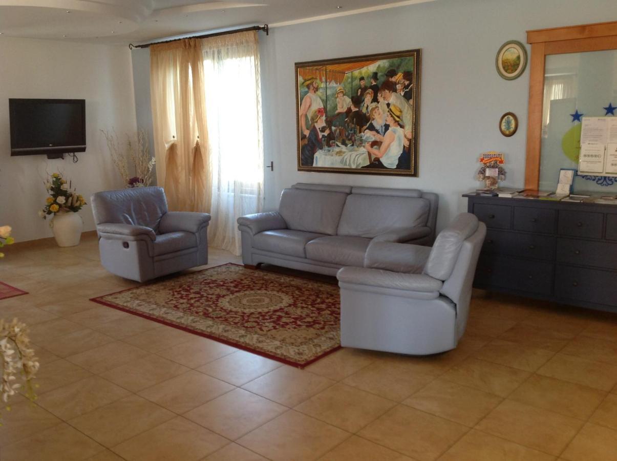 טורה סנטה סאבינה Hotel Corallo מראה חיצוני תמונה